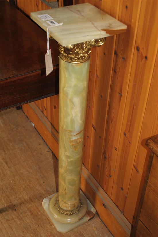 Gilt metal-mounted alabaster column with square plinth top(-)